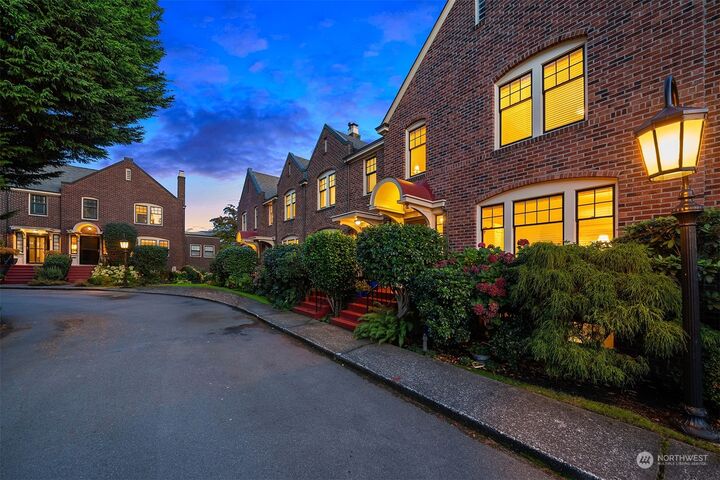 Property Photo:  4800 Fremont Avenue N 114  WA 98103 