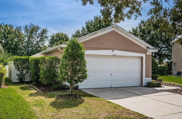 Property Photo:  11503 Crestlake Village Drive  FL 33569 