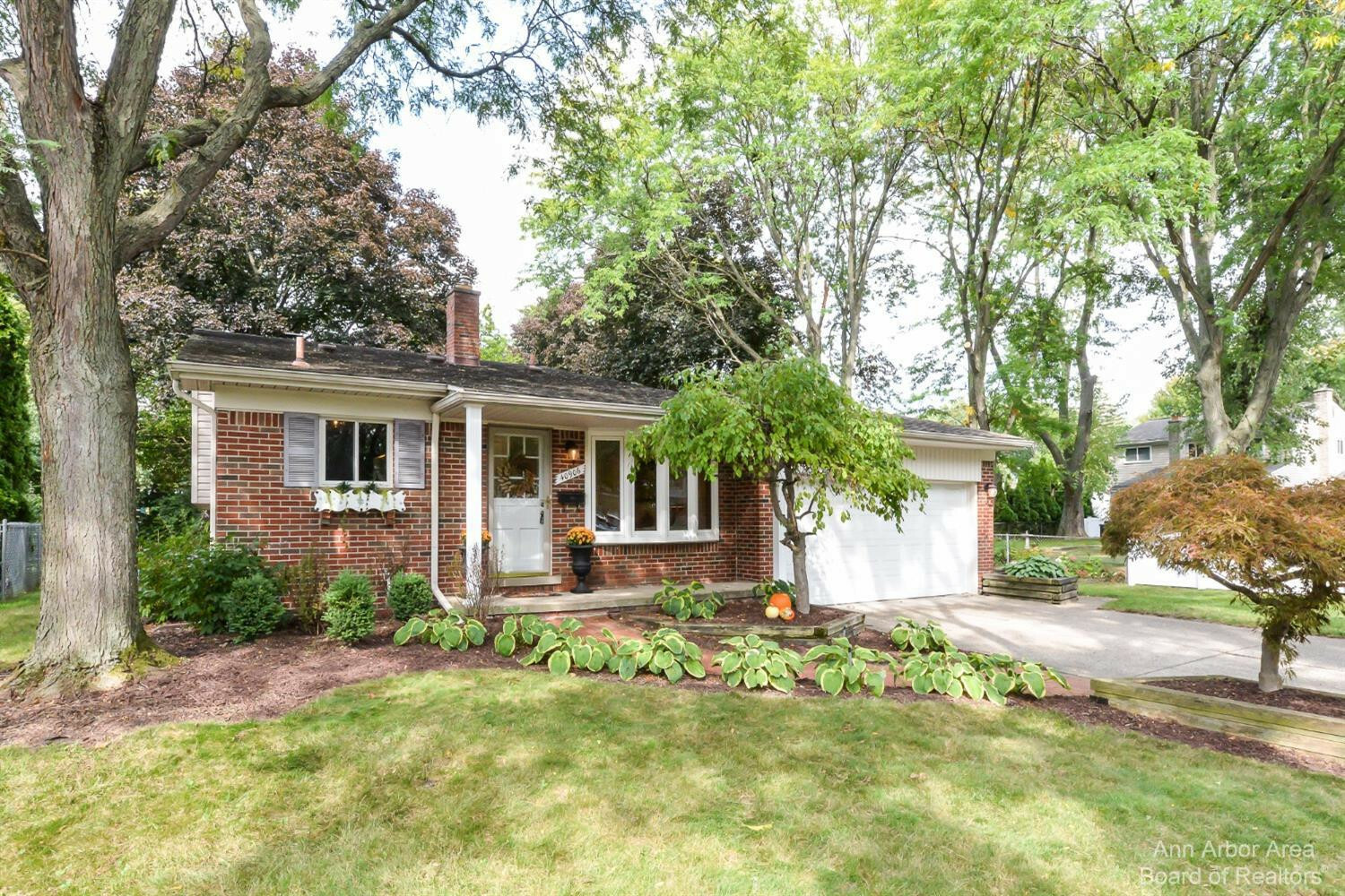 Property Photo:  40906 Greenbriar Lane  MI 48170 