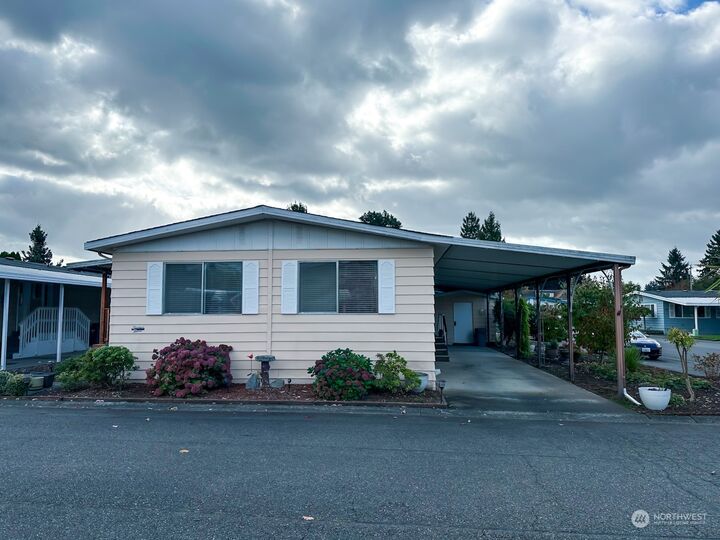 Property Photo: 1402 22nd Street NE 52 WA 98002