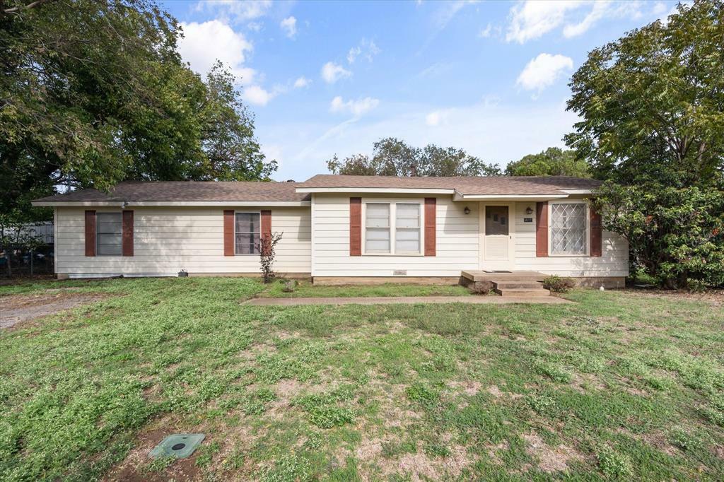 Property Photo:  802 S 5th Street  TX 76050 