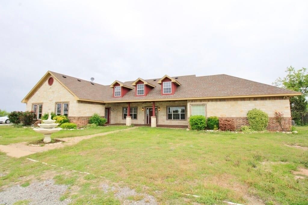 Property Photo: 330 Country Place Road TX 76087