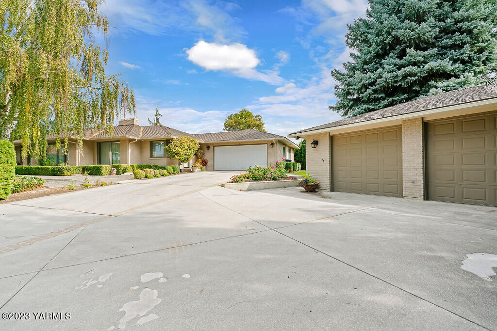 Property Photo: 307 N 46th Ave WA 98908