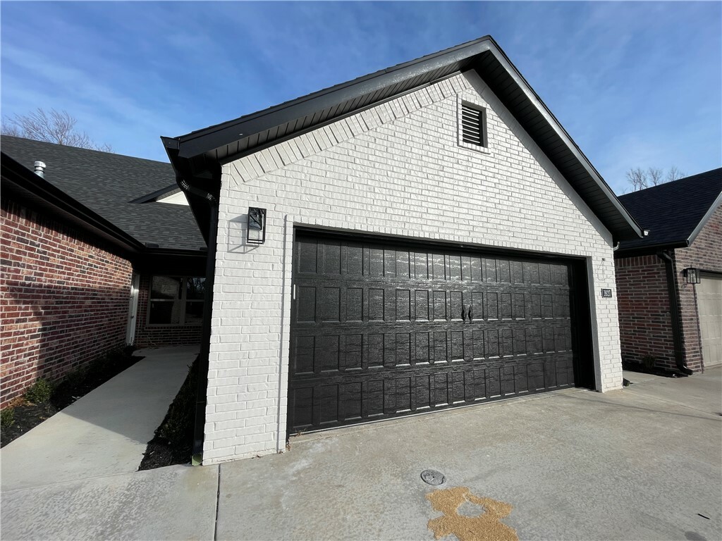 Property Photo:  1627 S 17th Place  AR 72758 