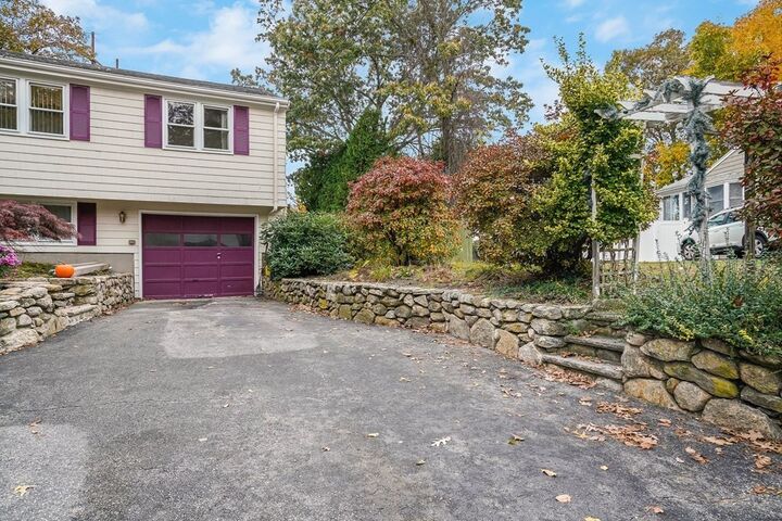 Property Photo:  10 Oxbow Lane  MA 01803 