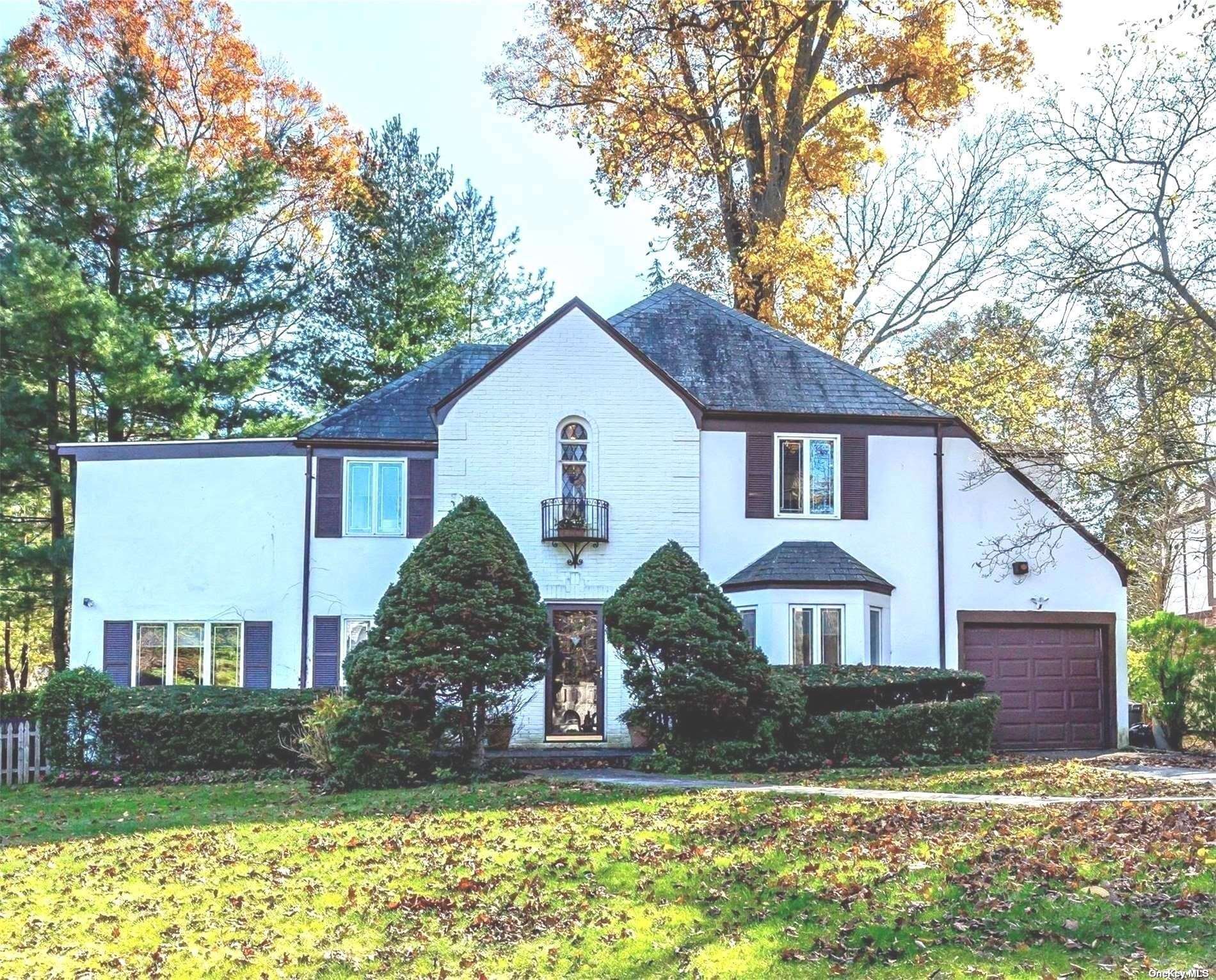 Property Photo:  28 Woodland Place  NY 11021 