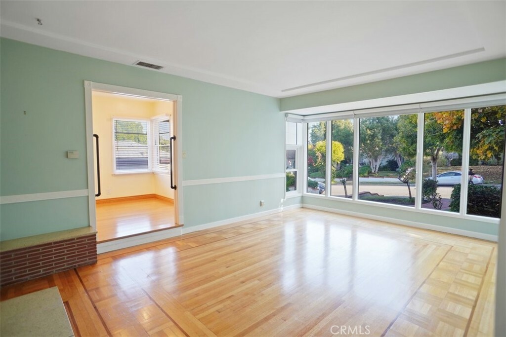 Property Photo:  2201 Pier Avenue  CA 90405 