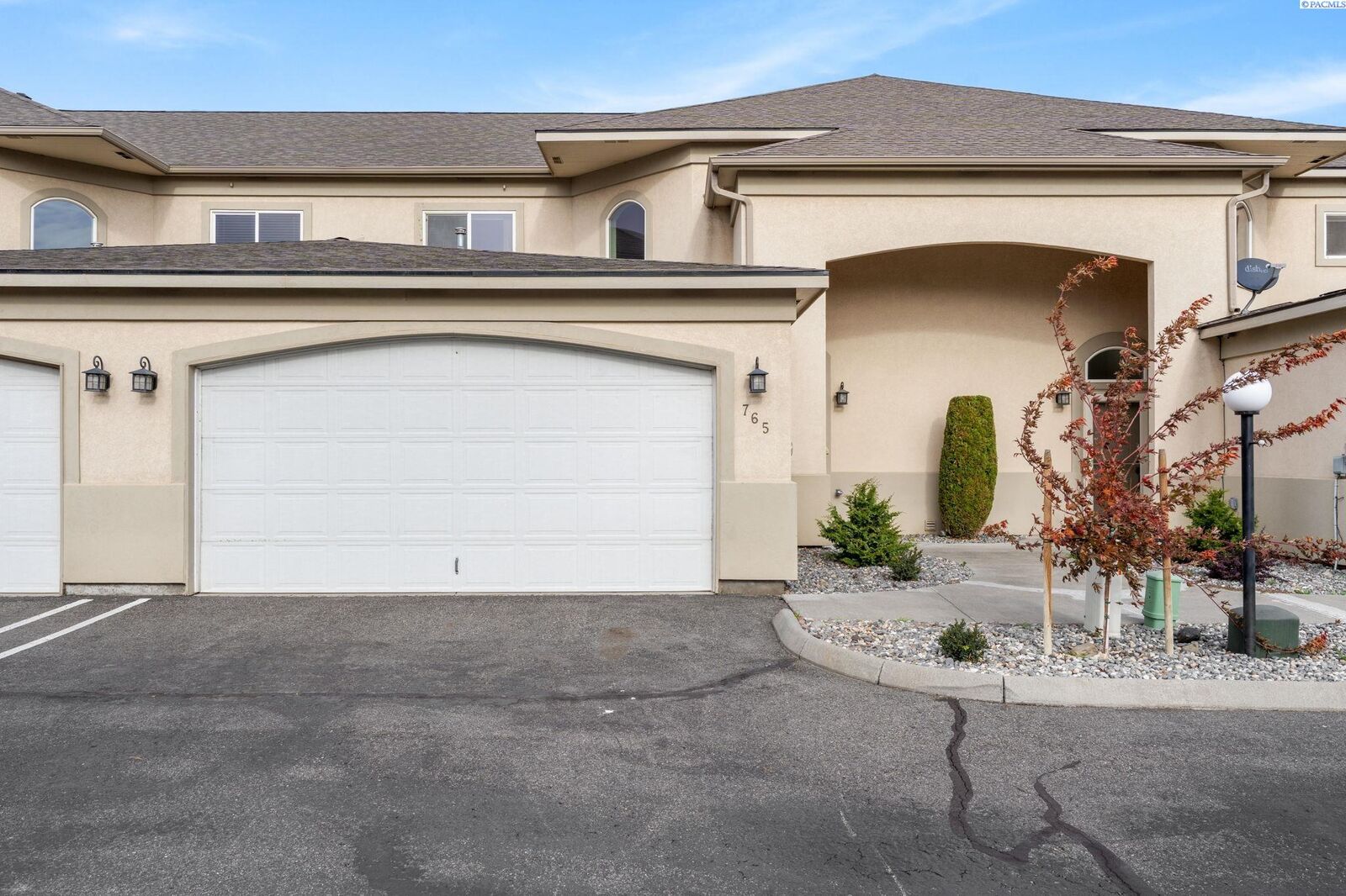 Property Photo: 765 Hanford WA 99354