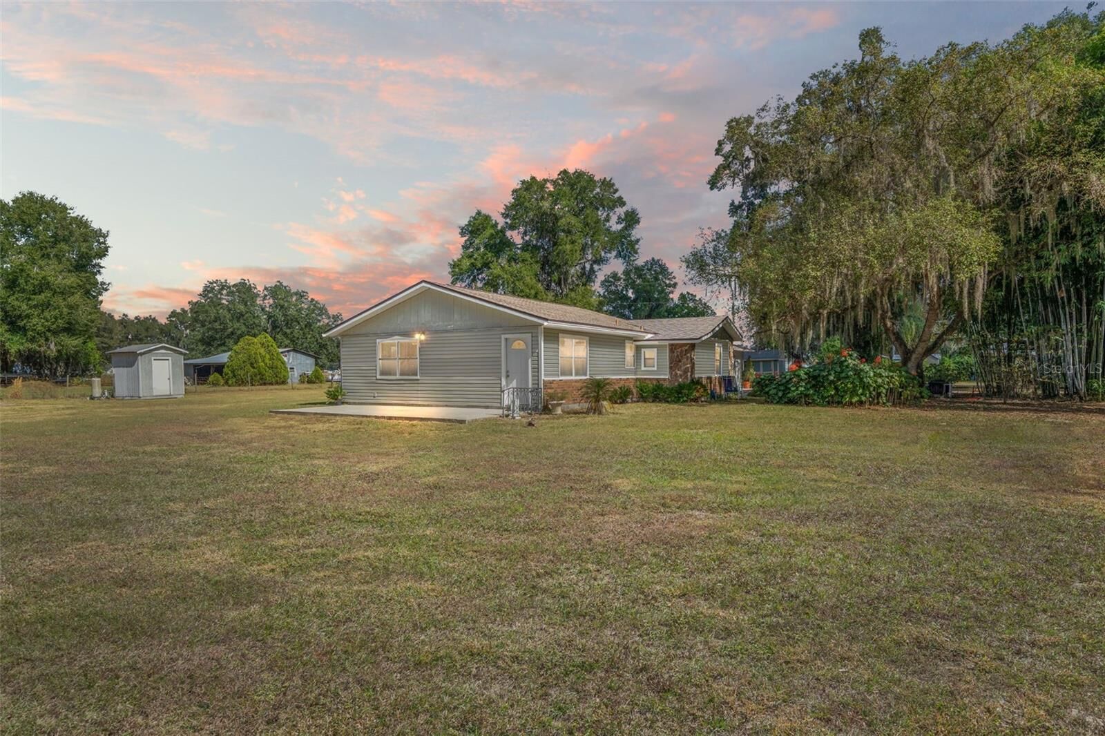 Property Photo:  1058 Cr 318  FL 33513 