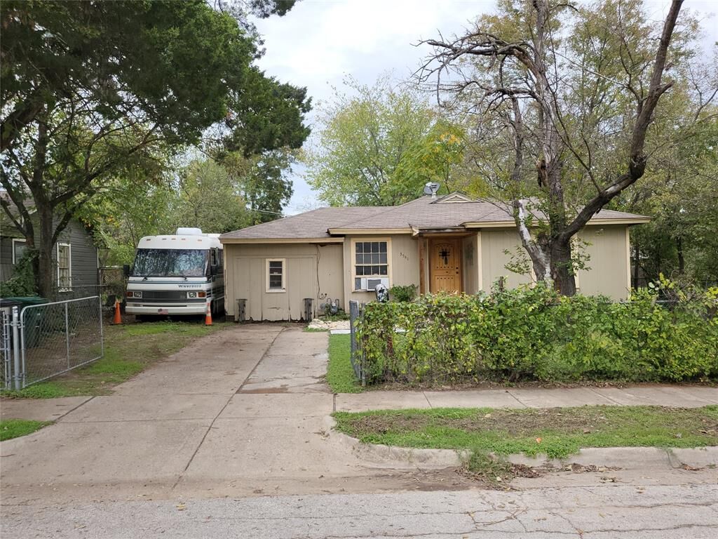 Property Photo: 3541 Fairfax Avenue TX 76119