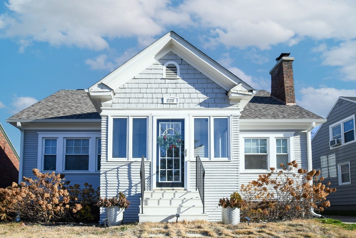 Property Photo: 228 24th Street Drive SE IA 52403