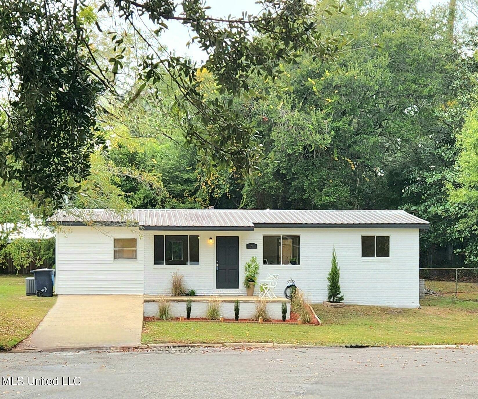 Property Photo:  1712 Carpenter Court  MS 39564 