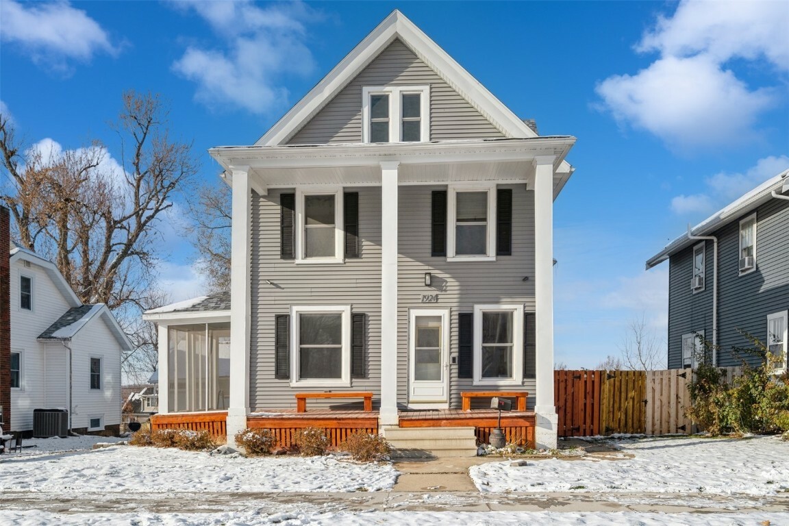 Property Photo:  1924 B Ave  IA 52402 