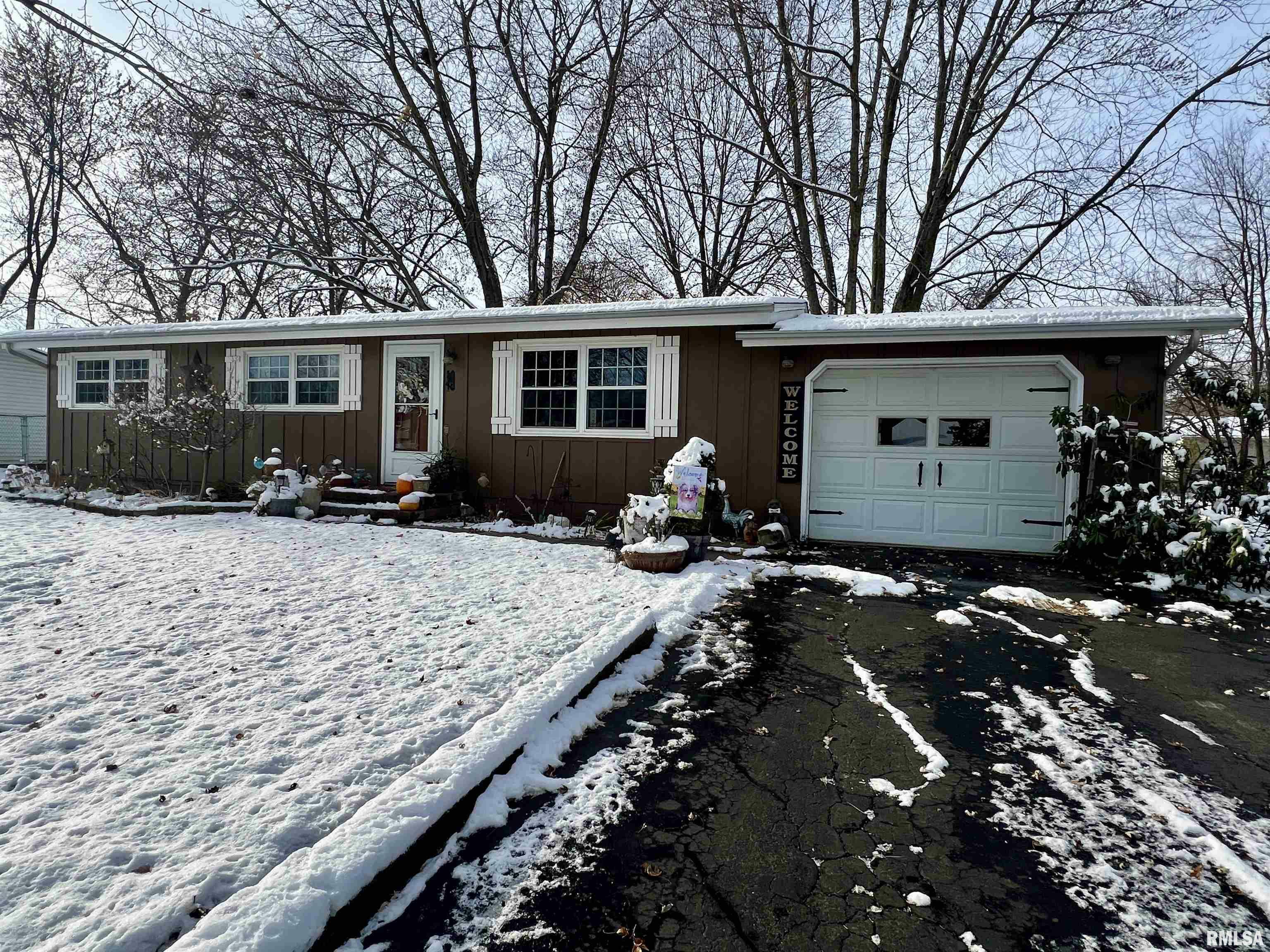 Property Photo: 814 Sunnyview Avenue East IL 61448