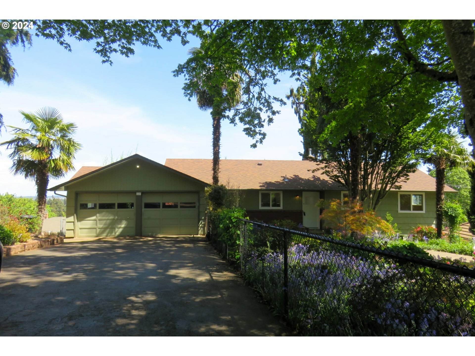 Property Photo: 631 Kingwood Dr OR 97304