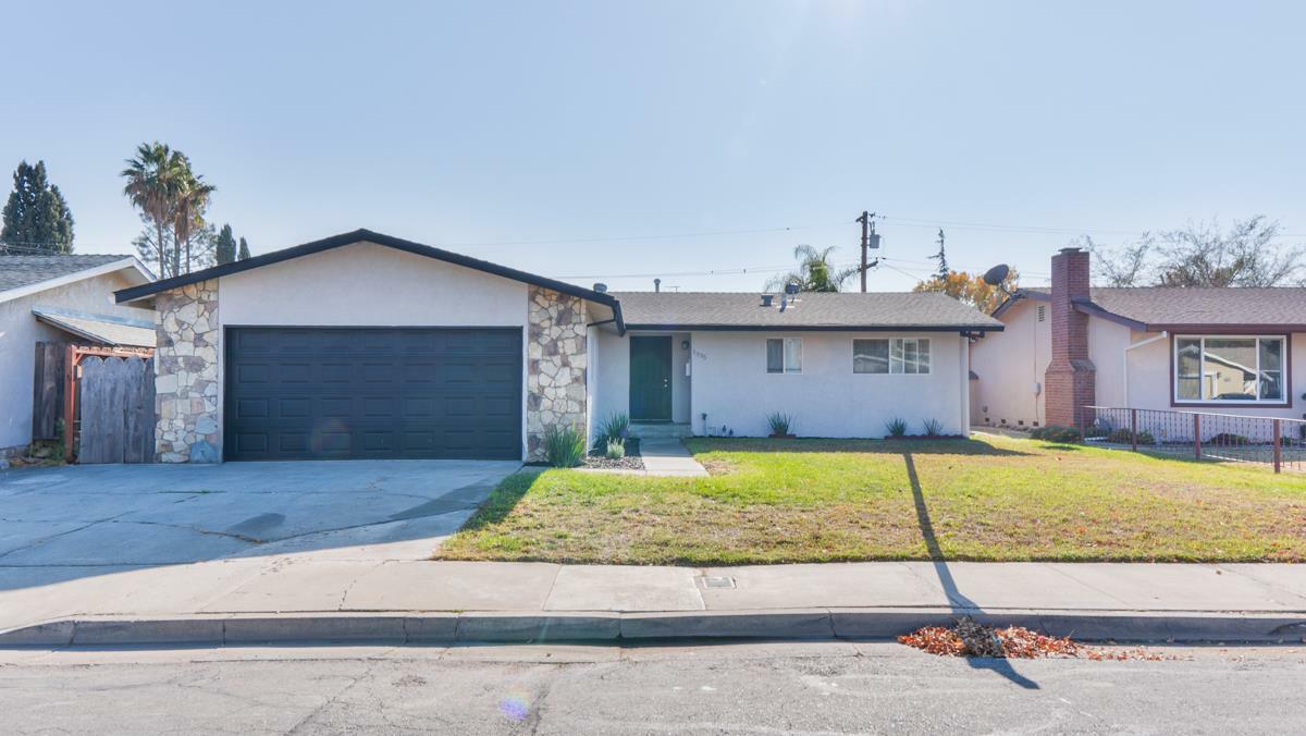 Property Photo: 1335 Robin Street CA 93635