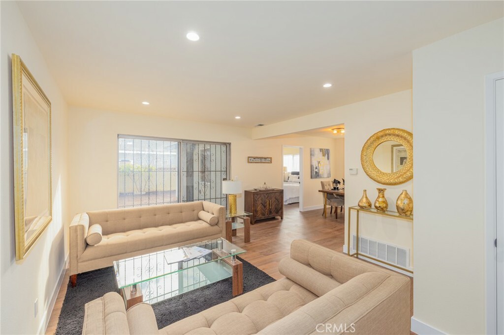 Property Photo:  910 E Meadbrook Street  CA 90746 