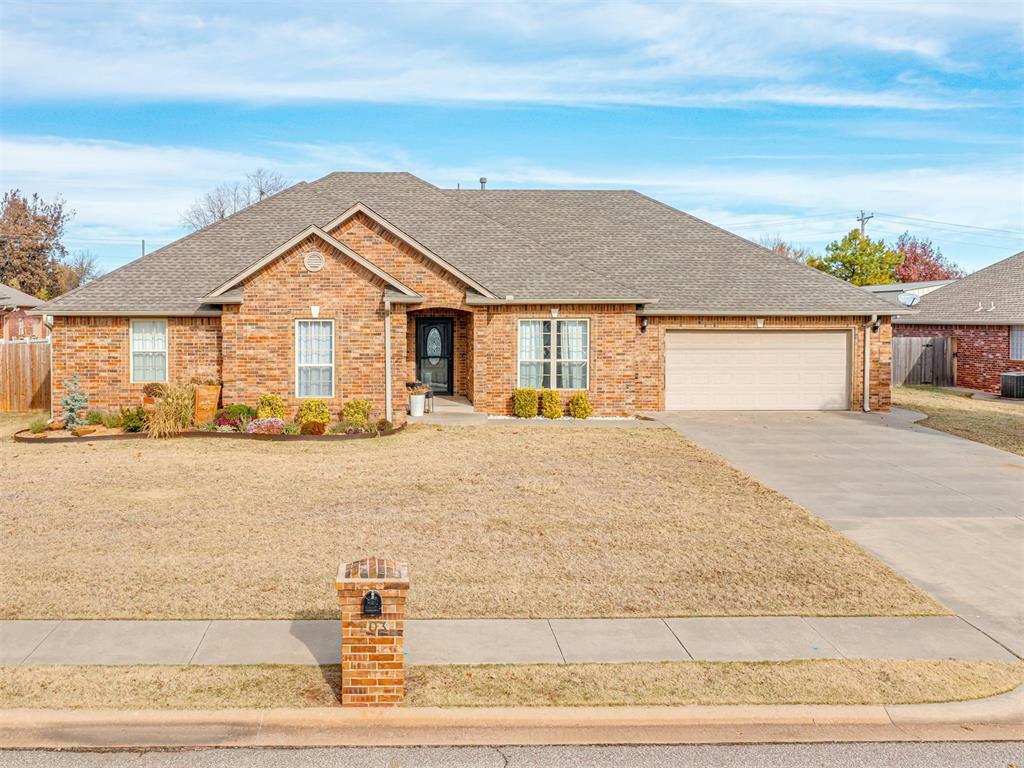 Property Photo:  203 Southpointe Avenue  OK 73089 