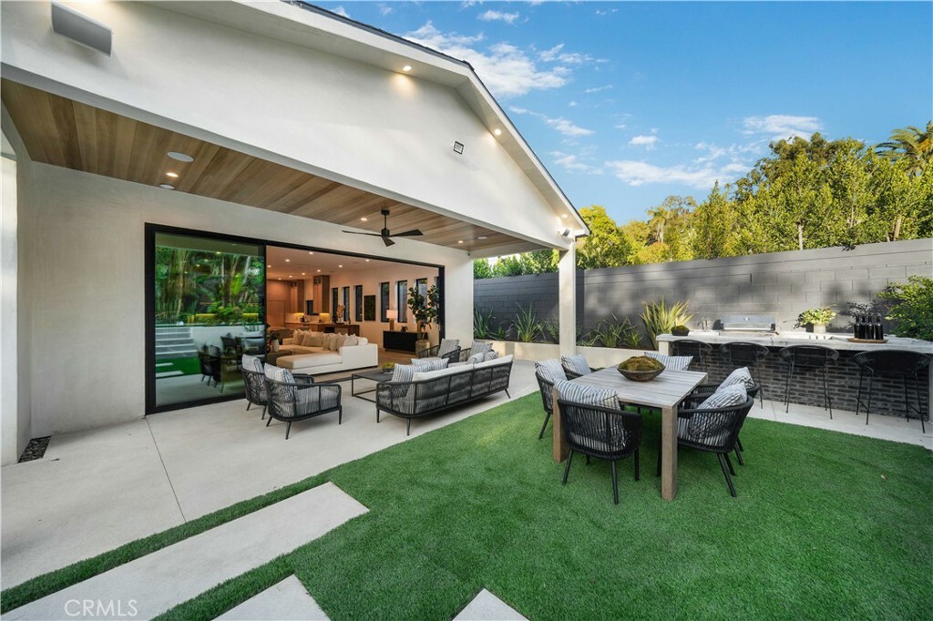 Property Photo: 14656 Valley Vista Boulevard CA 91403