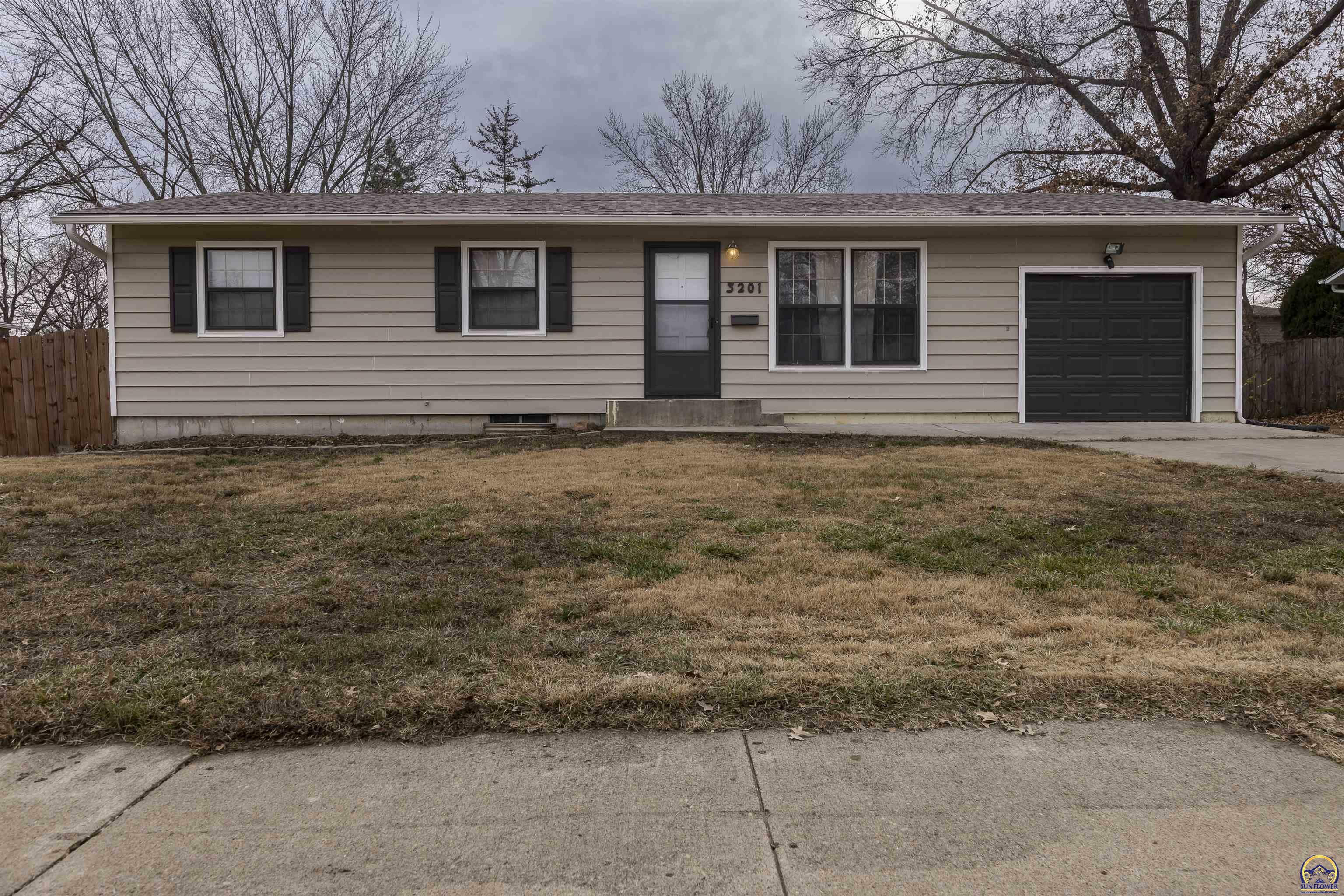 Property Photo:  3201 SW 31st St  KS 66614 