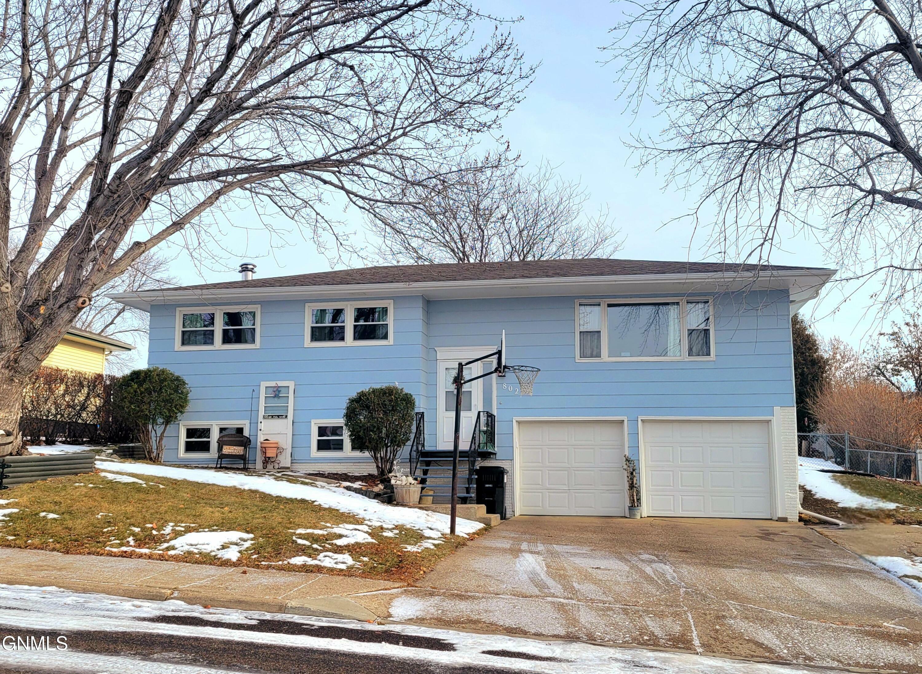 Property Photo:  802 John'S Drive NE  ND 58554 