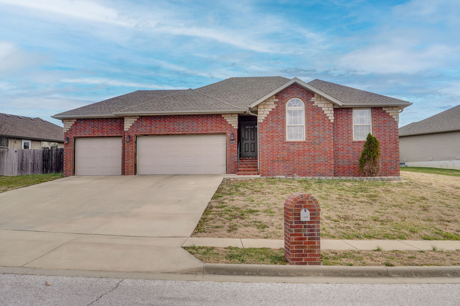 Property Photo:  1402 N Farmington Drive  MO 65721 