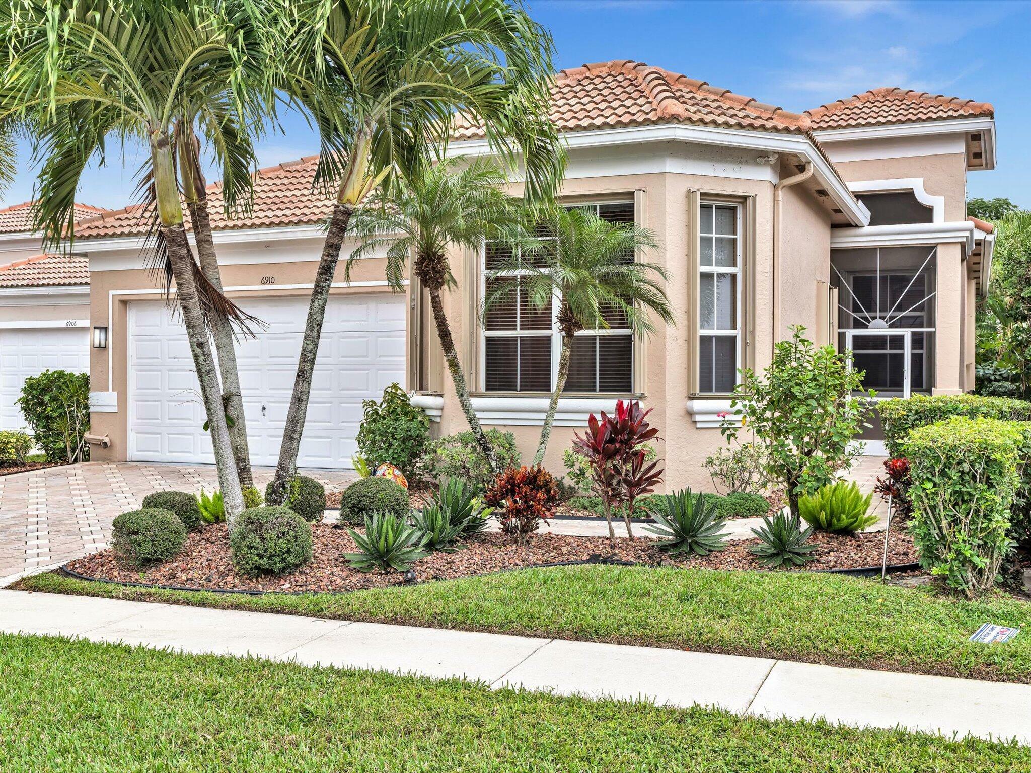 Property Photo: 6910 Fairway Lakes Drive FL 33472