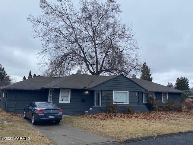 Property Photo:  802 S 35th Ave  WA 98902 