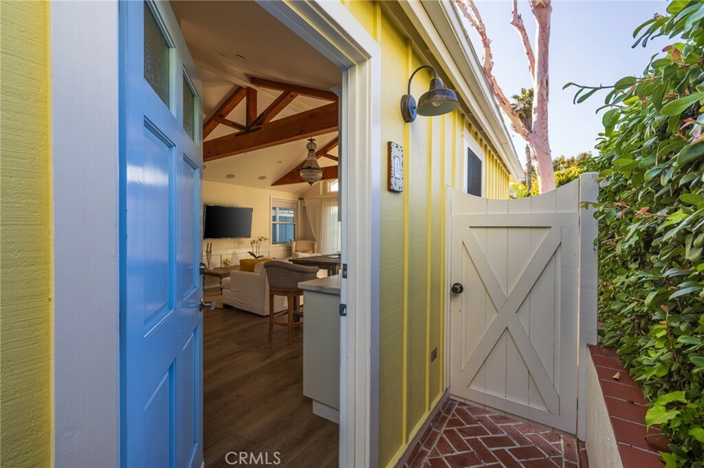 Property Photo:  385 Mermaid Street  CA 92651 