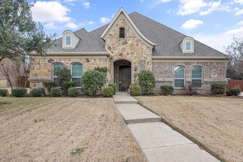 Property Photo:  705 Elm Creek Circle  TX 76063 