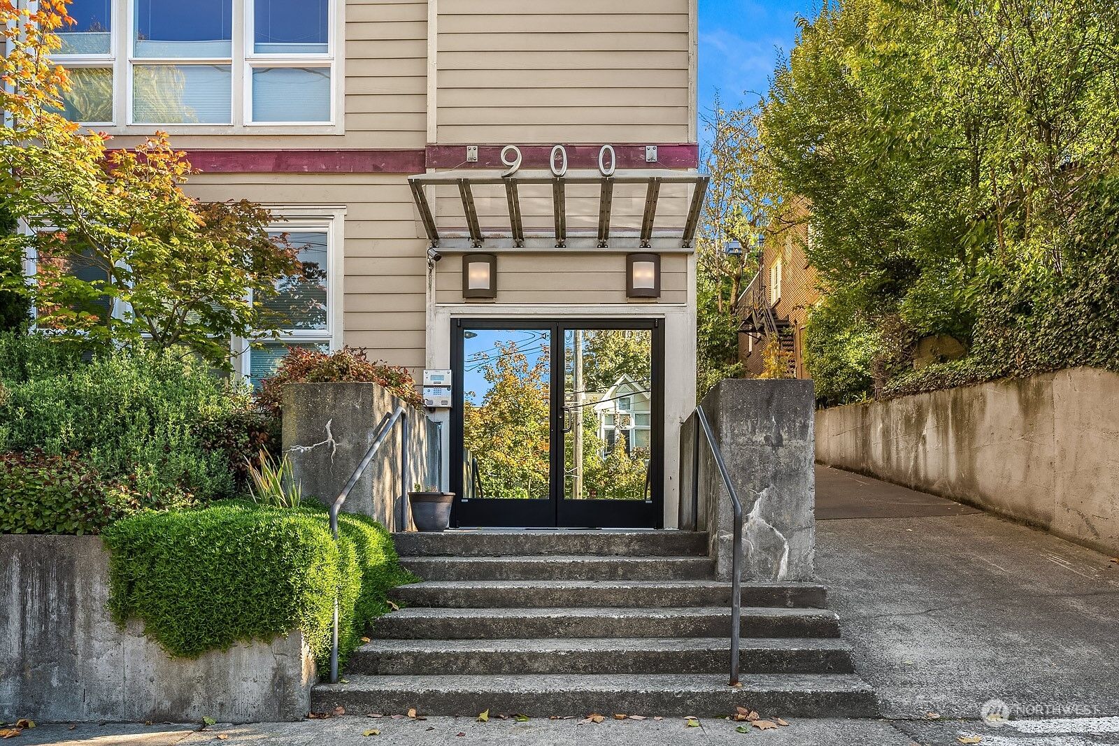 Property Photo: 900 Summit Avenue E 203 WA 98102