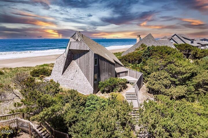 Property Photo: 321 Salishan Dr OR 97388