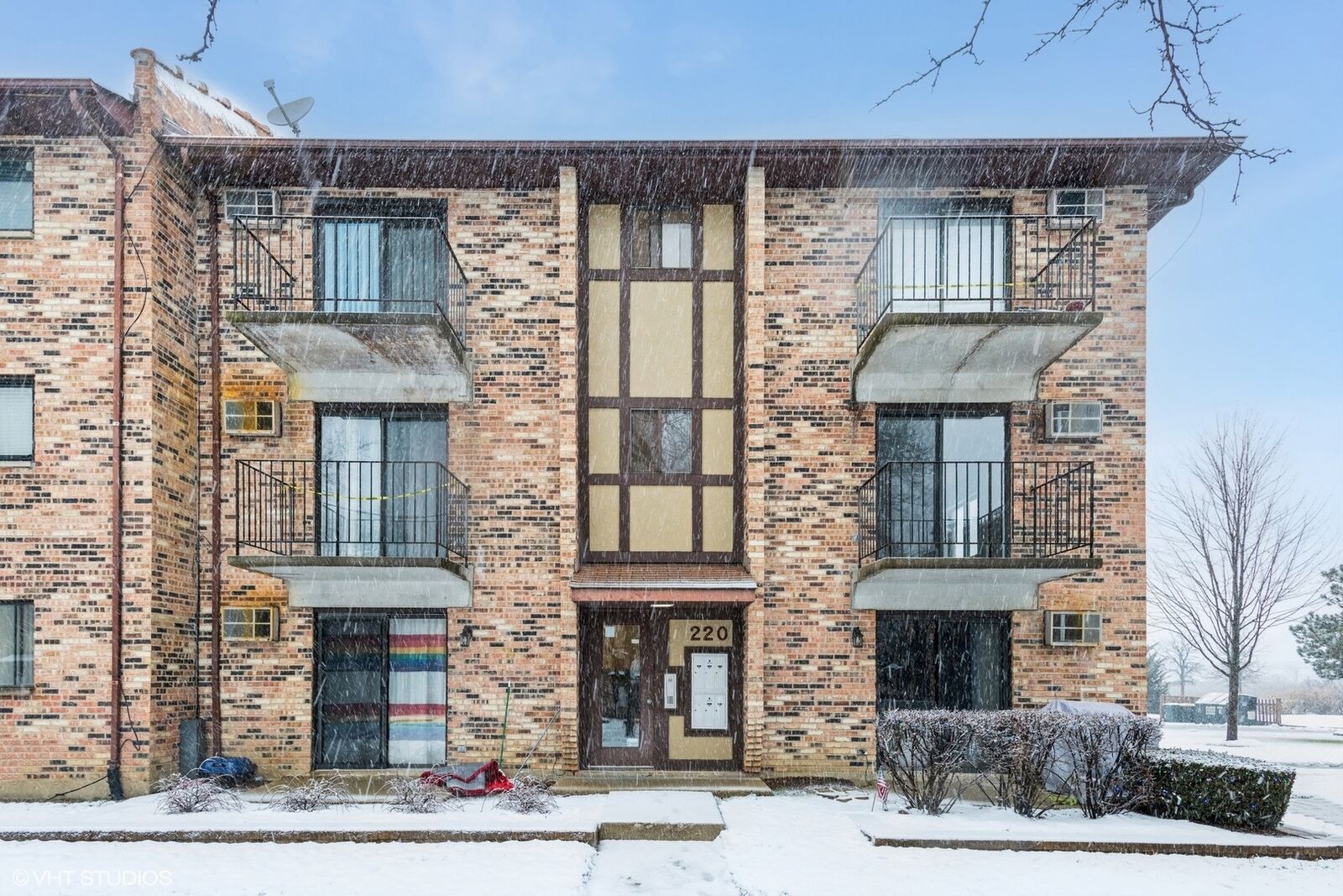 Property Photo: 220 Klein Creek Court 4D IL 60188