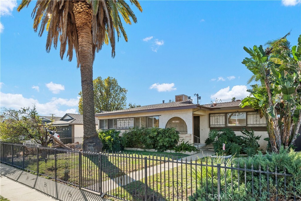 Property Photo:  10039 Montgomery Avenue  CA 91343 