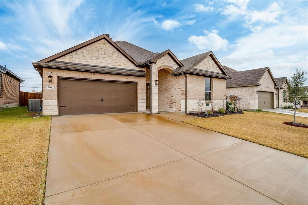 Property Photo: 708 Hackamore Street TX 76108