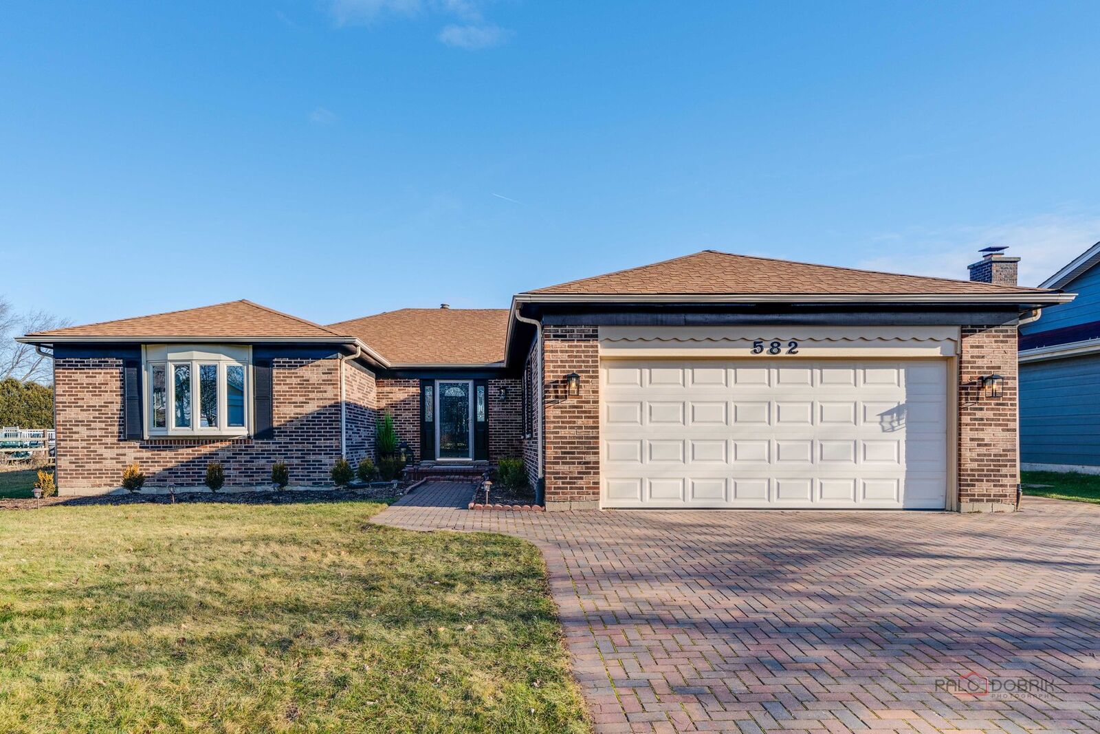 Property Photo:  582 Applegate Lane  IL 60047 