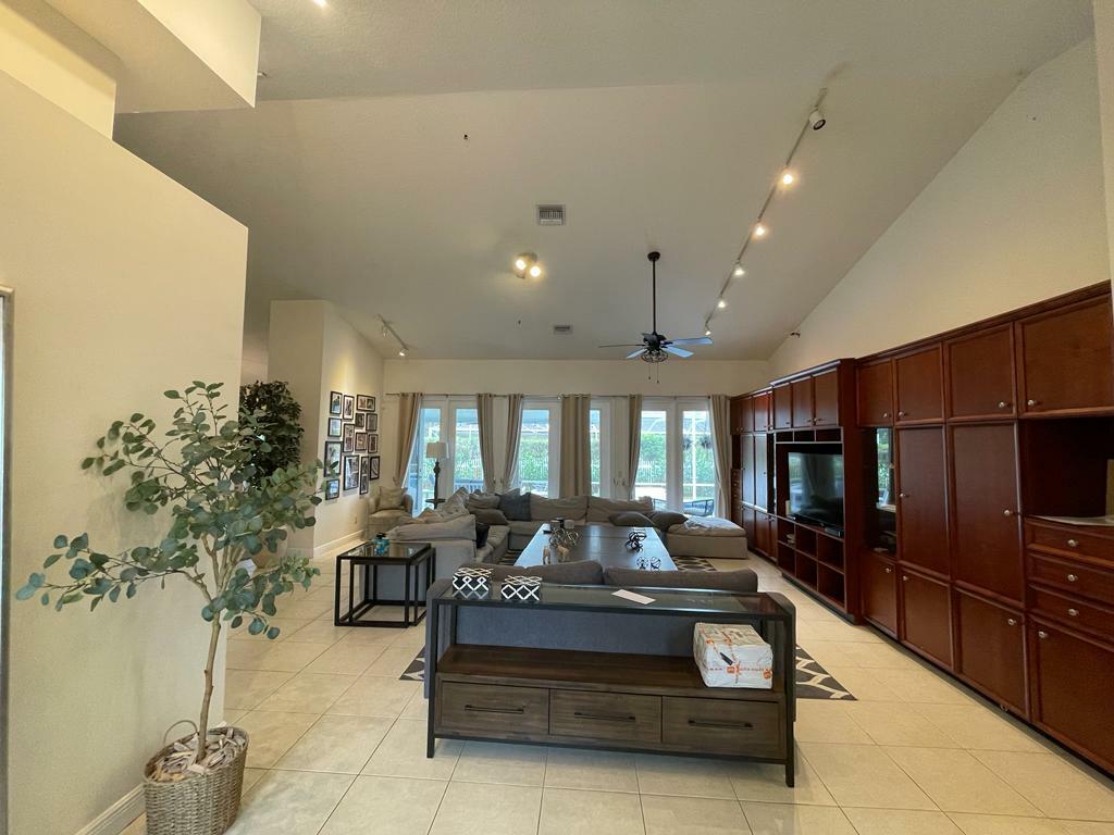 Property Photo:  1111 SE Westchester Drive  FL 34952 