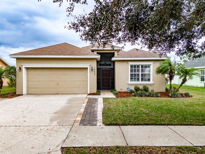 Property Photo: 10635 Carloway Hills Drive FL 33598
