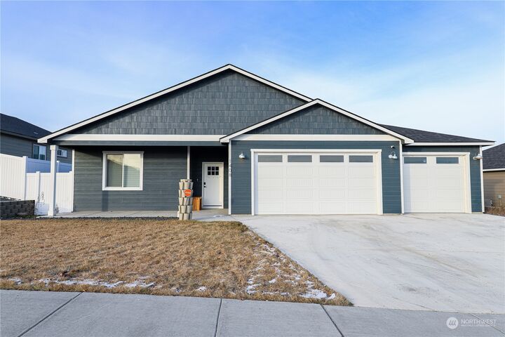 Property Photo:  1408 W Century Street  WA 98837 