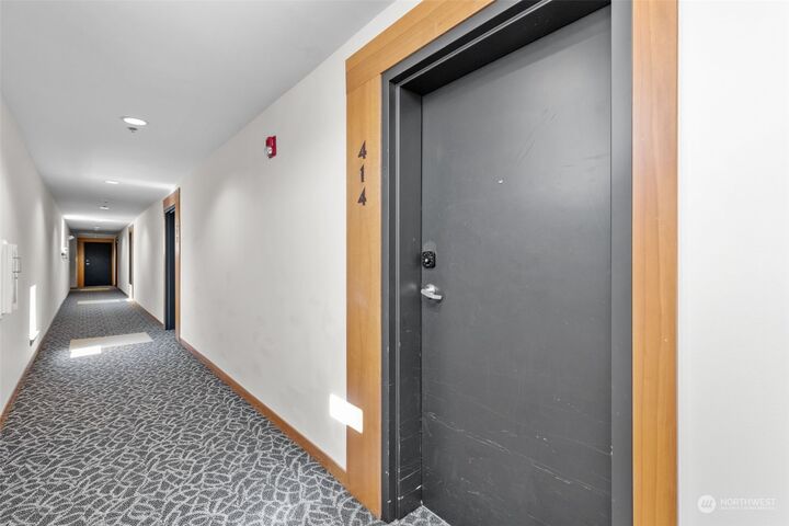 Property Photo: 4020 Aurora Avenue N 414 WA 98103