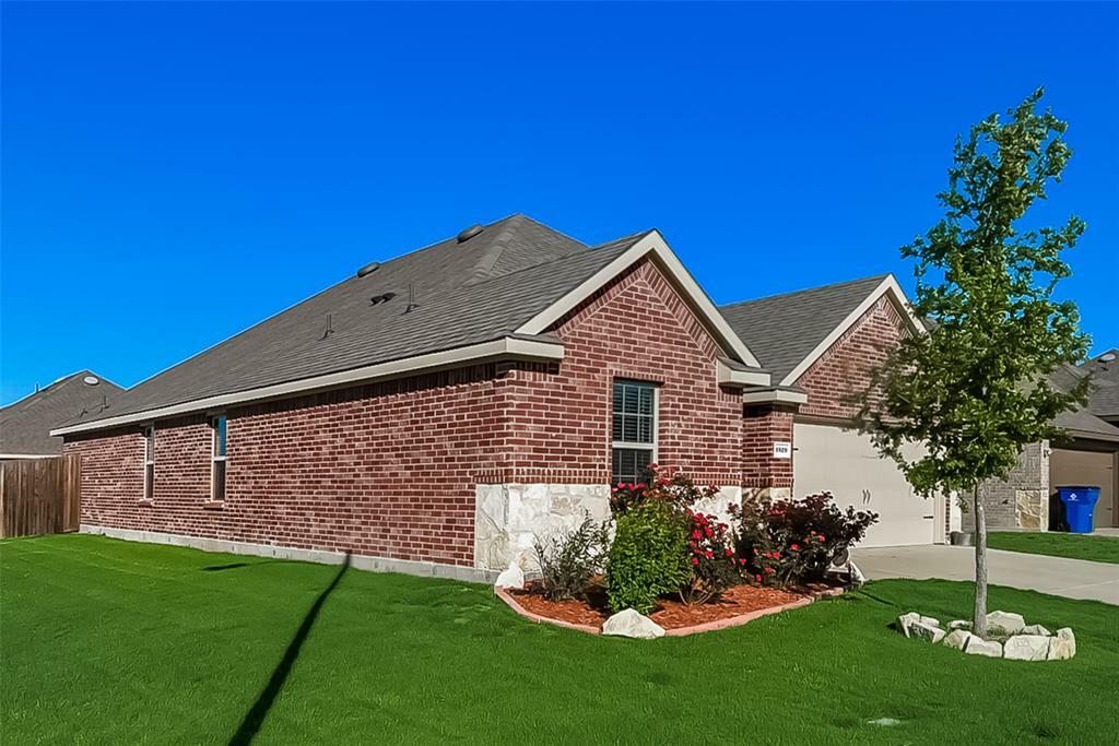 Property Photo:  1529 Woodlake Drive  TX 75165 