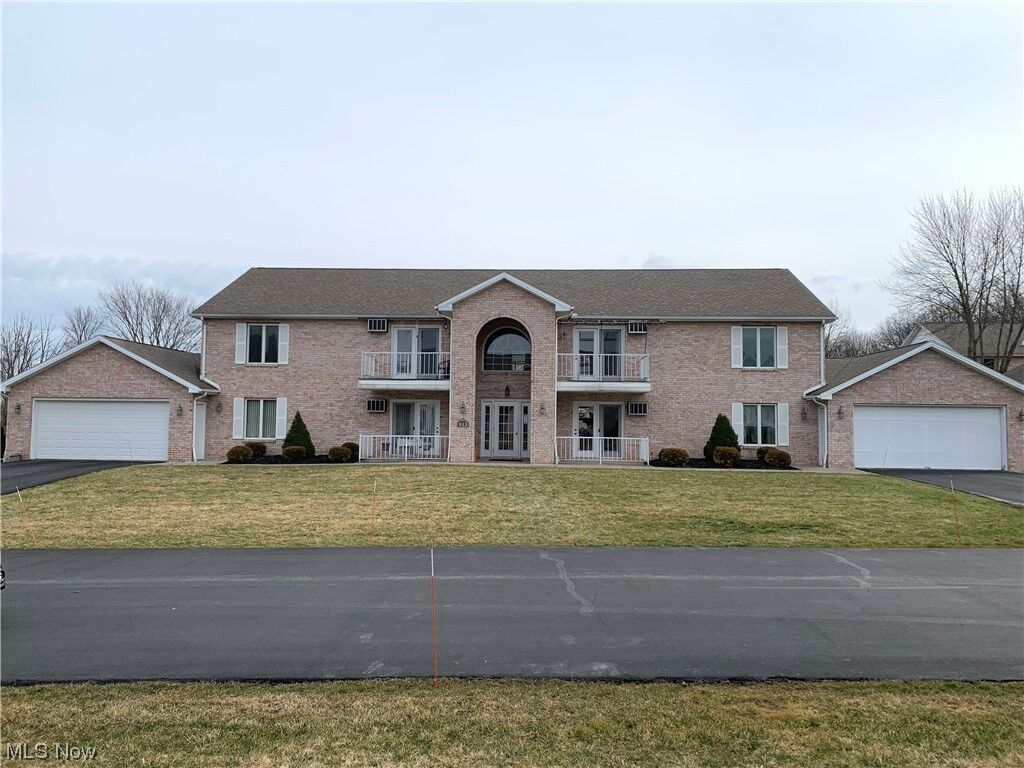 Property Photo:  913 Auburn Hills 4  OH 44512 