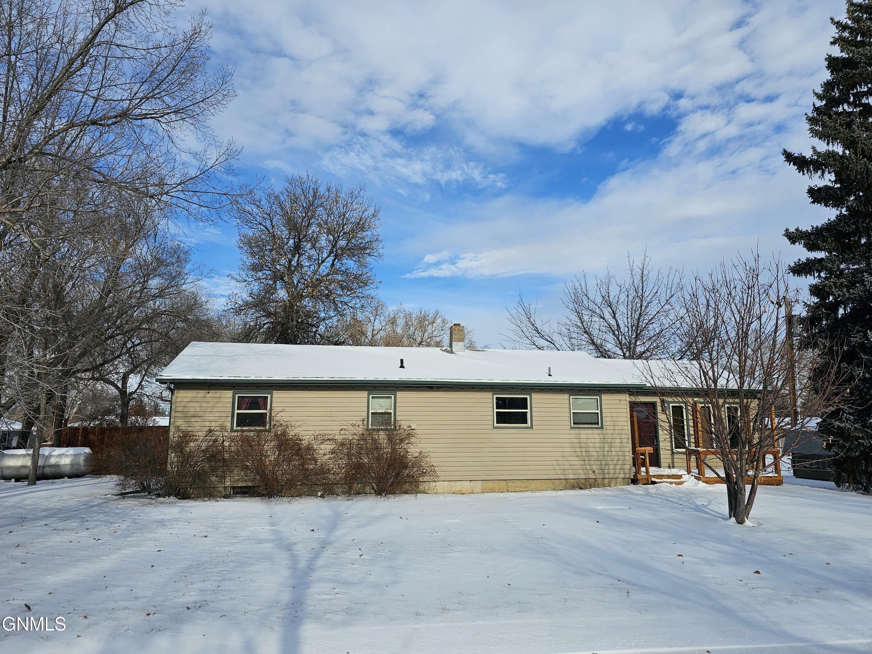 Property Photo:  322 5th St NW  ND 58545 