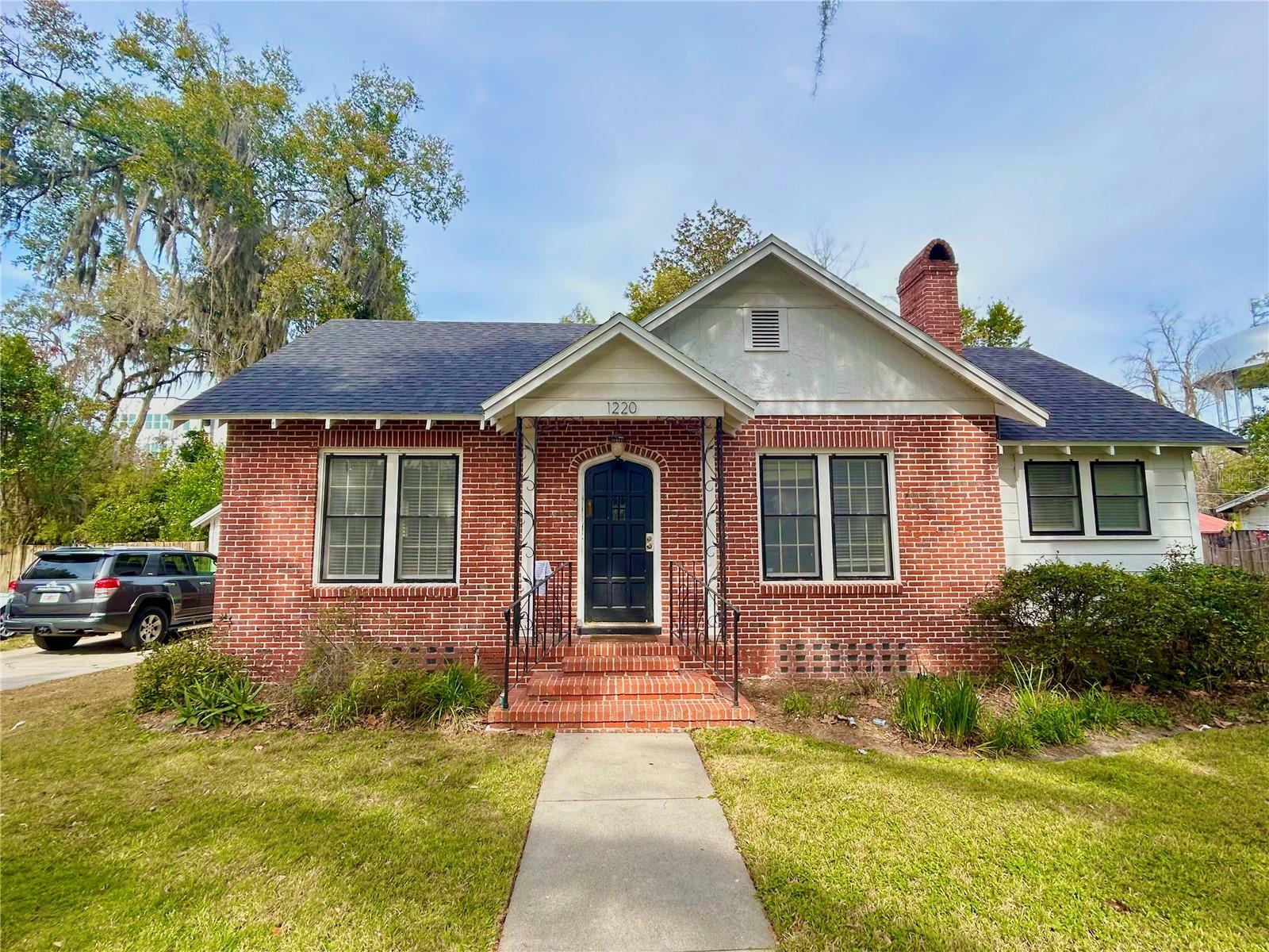 Property Photo: 1220 NW 4th Avenue FL 32601