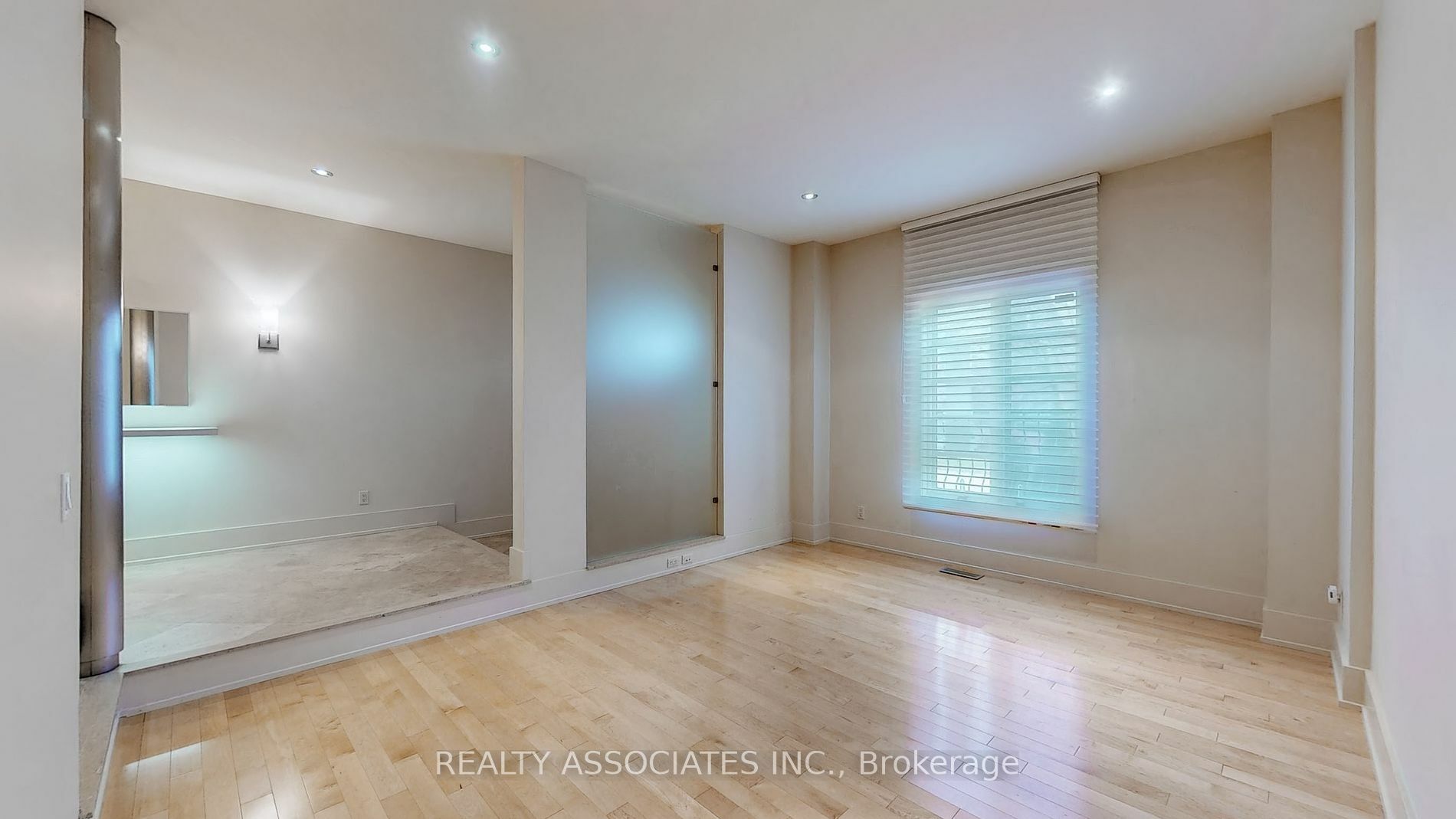 Property Photo:  22 Ormsby Crt  ON L4B 4P8 
