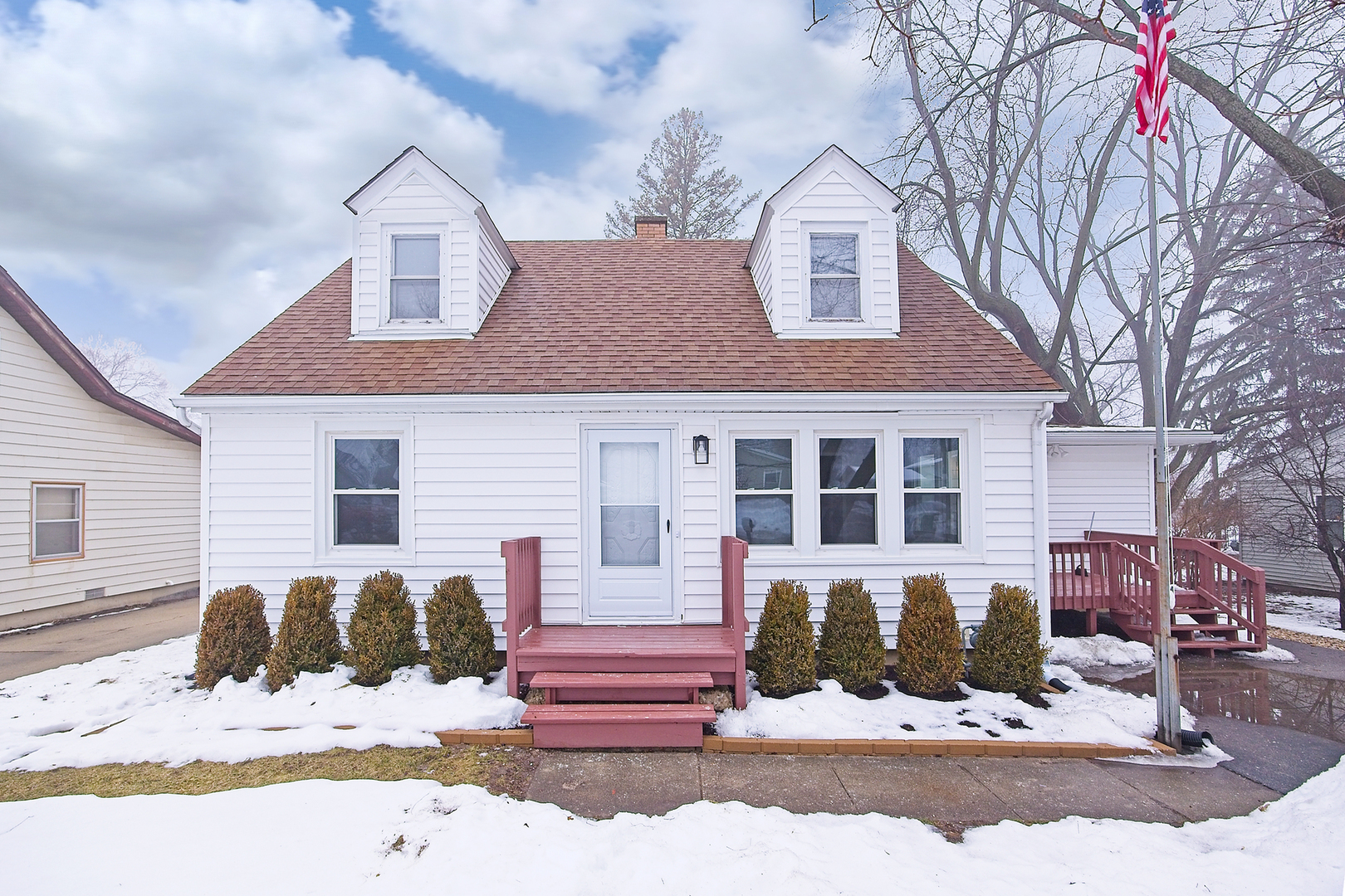 Property Photo:  208 Villa Avenue  IL 60046 