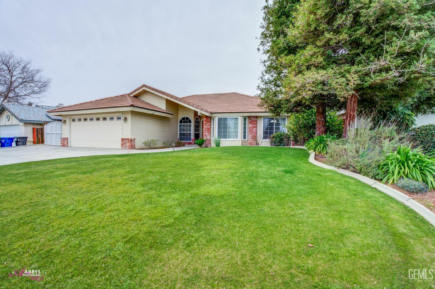 Property Photo:  2613 Deerbrook Street  CA 93308 