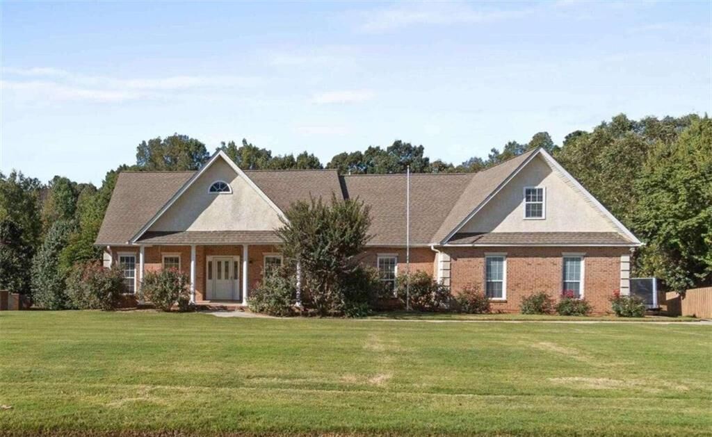 Property Photo: 537 Heathmoor Drive GA 30252