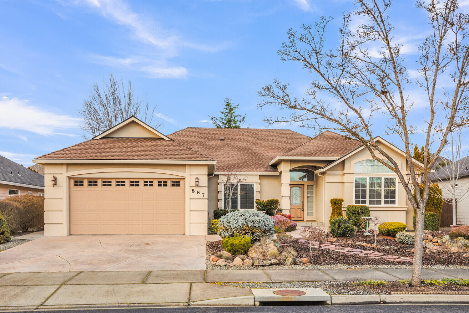 Property Photo:  887 St Andrews Way  OR 97524 