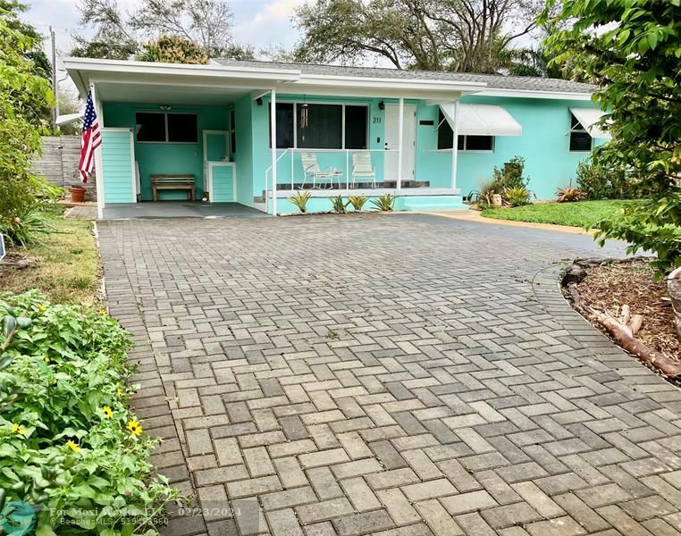 Property Photo: 211 NW 1st Ave FL 33435